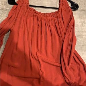 Off the shoulder loose arm shirt